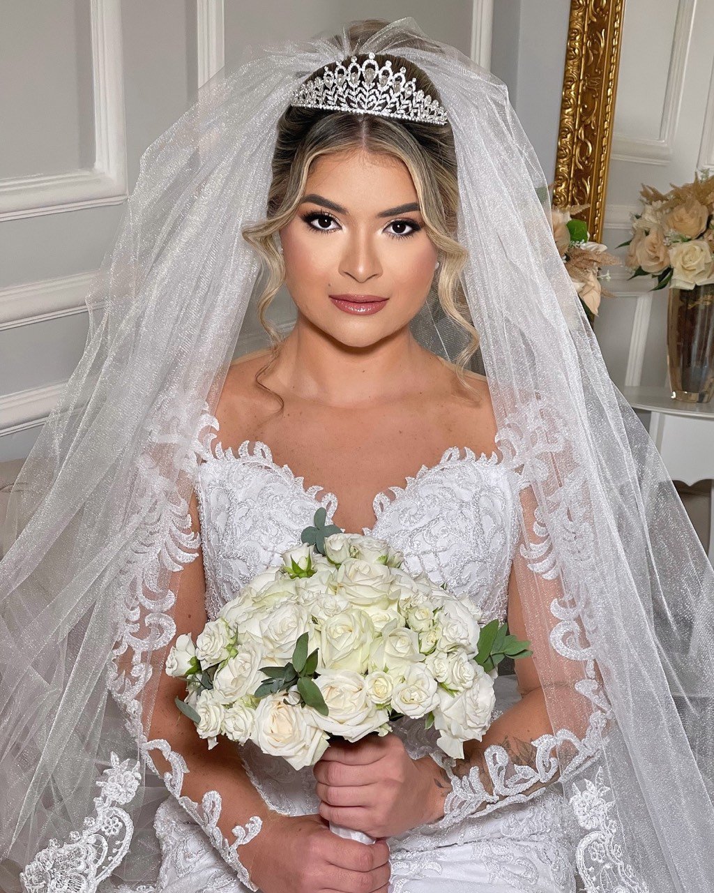 Noiva com tiara, véu e buquê