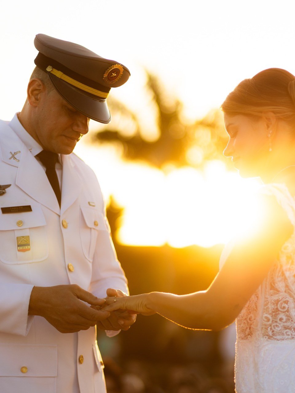 Casal ao pôr do sol