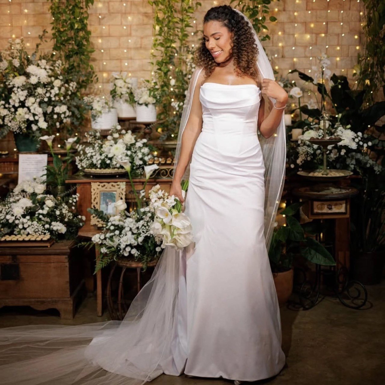 Noiva com vestido de cetim em cerimônia ao ar livre