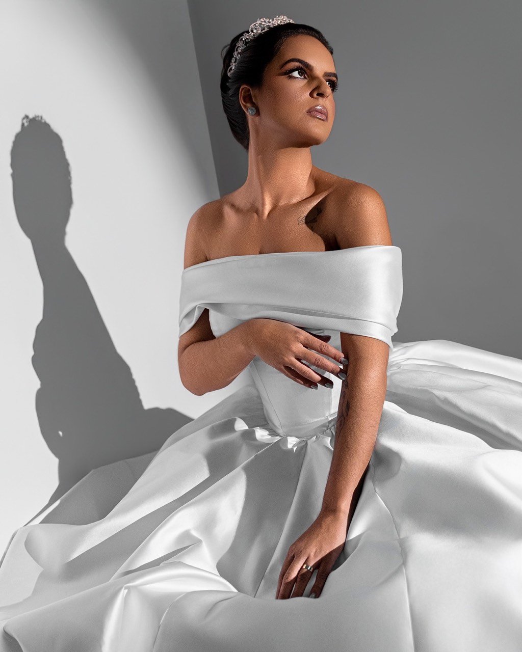 Editorial de noiva com vestido de cetim ombro a ombro