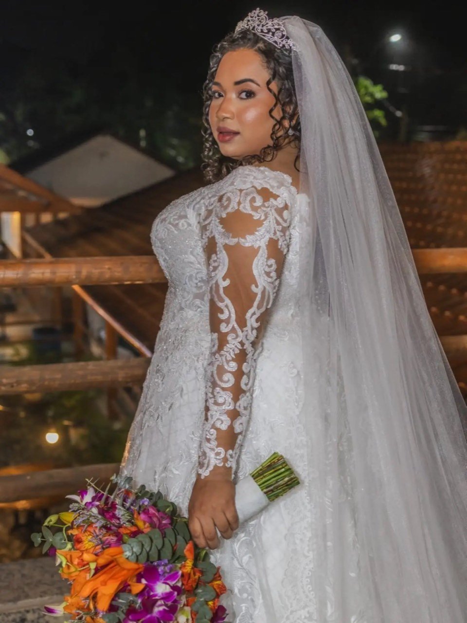 Detalhe de renda nas costas de um vestido de noiva