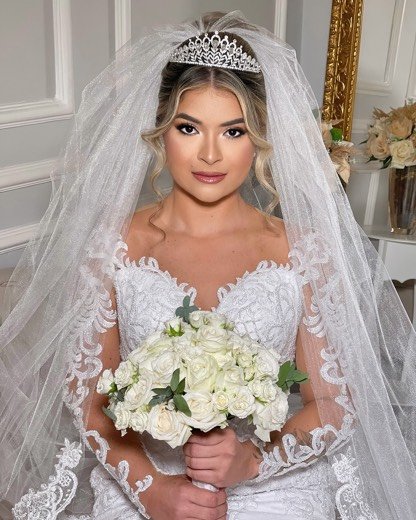 Noiva com tiara e véu