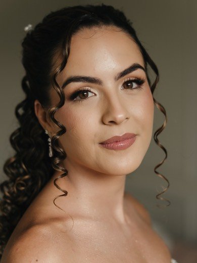 Retrato de noiva sorrindo