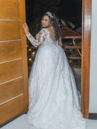 Vestido de noiva evasê com renda